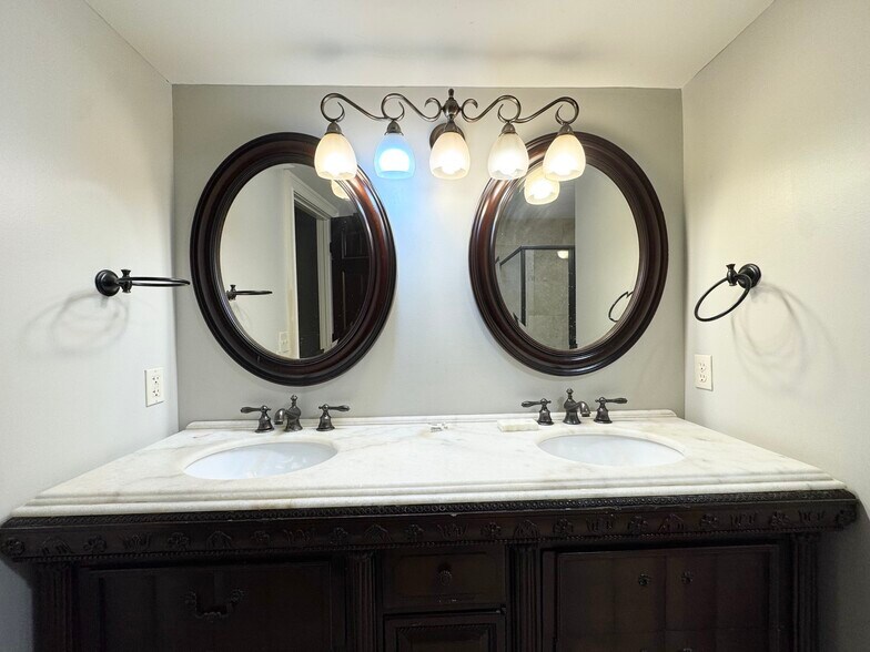 Building Photo - 1715 Summit St