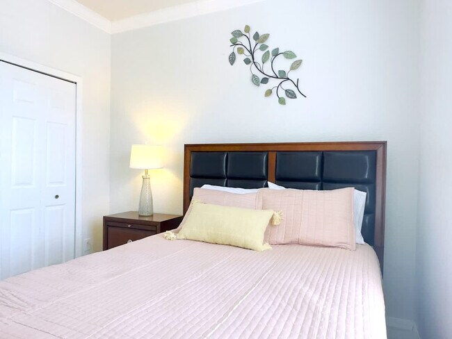 Building Photo - 1042 Calabria Ave