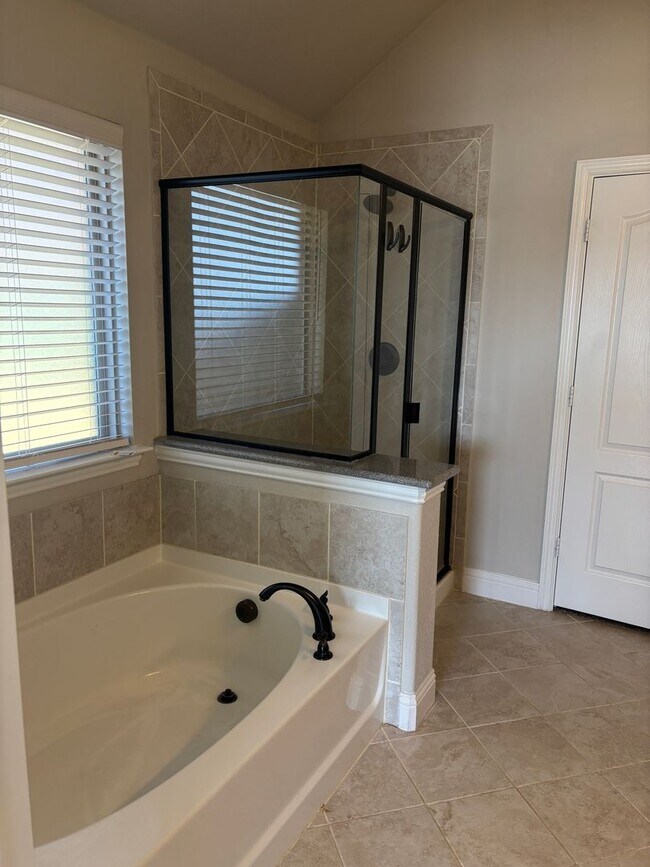 Building Photo - Beautiful 3/2/2 Minutes from Sherman's Town Center!