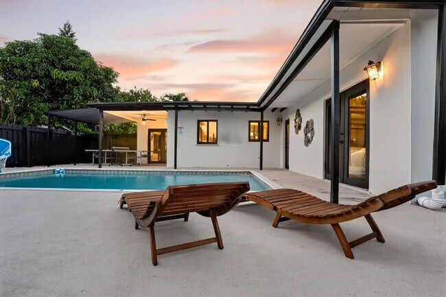 Building Photo - 6450 Perry St