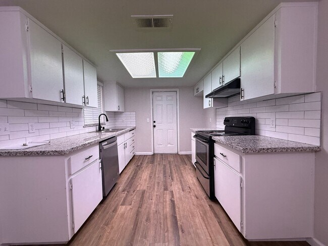 Building Photo - Must see! 2-bedroom, 2-bathroom single-sto...