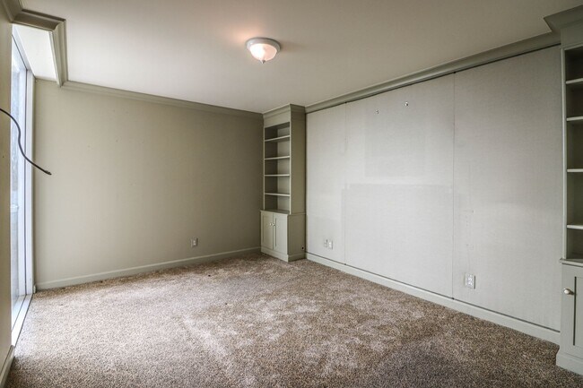 Building Photo - Liberty Towers condo