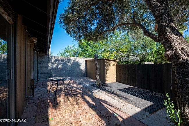 Building Photo - 5701 N Glen Creek Dr