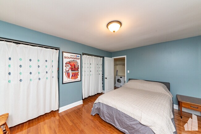 Building Photo - 4136 N California Ave