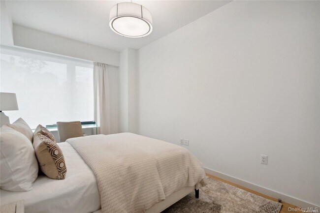 Building Photo - 218 Middle Neck Rd