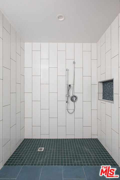 Building Photo - 1430 W 9th St