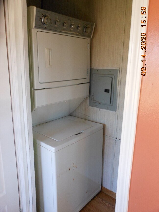 Building Photo - 450 Santa Anna St