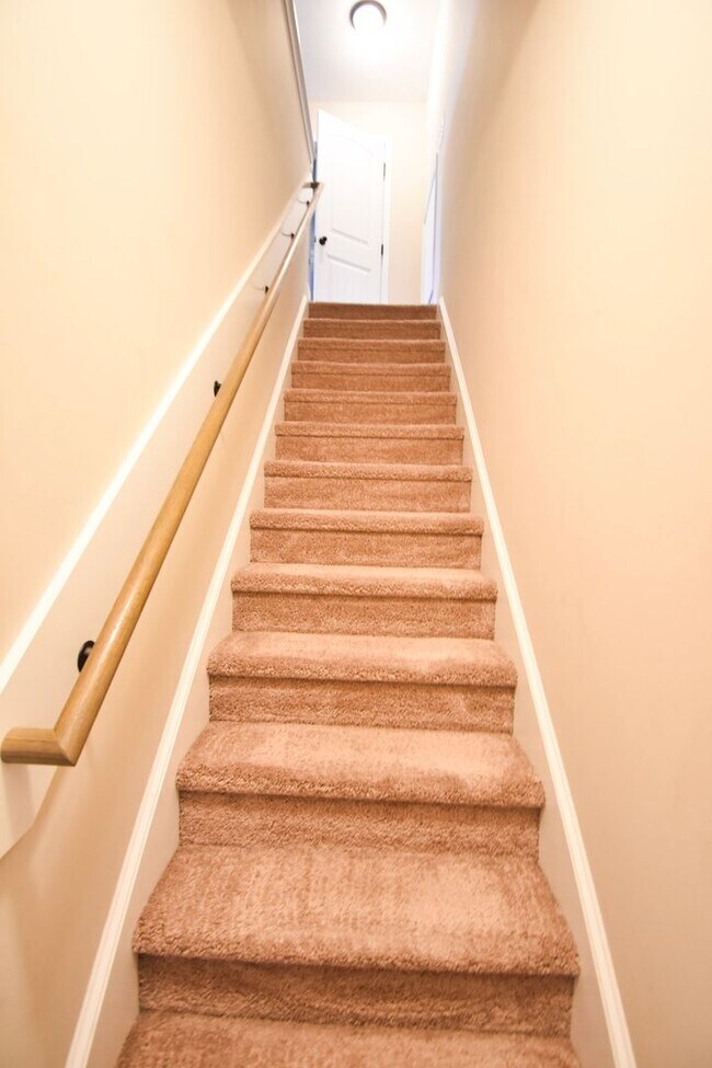 Building Photo - 4 Bedroom 2 Bathroom- Small Pets Considered