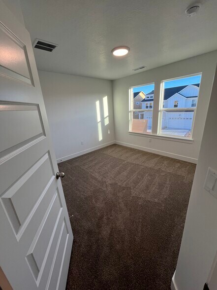 Building Photo - 1576 W Banner Dr