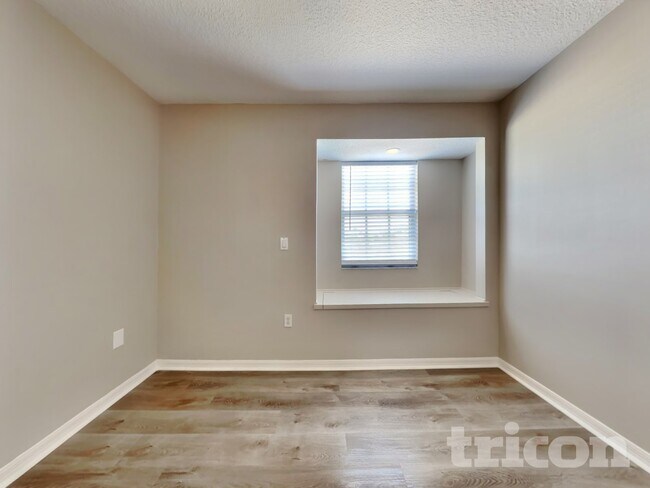 Building Photo - 528 Little Lake Ct