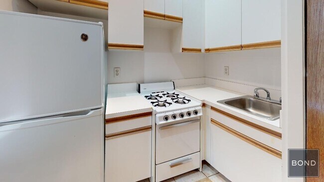 Building Photo - 417 E 65th St