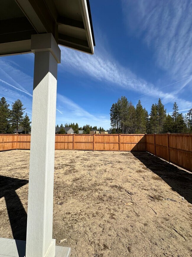 Building Photo - Beautiful Newer Model Home with Open Floor Plan, A/C & Fenced Yard!