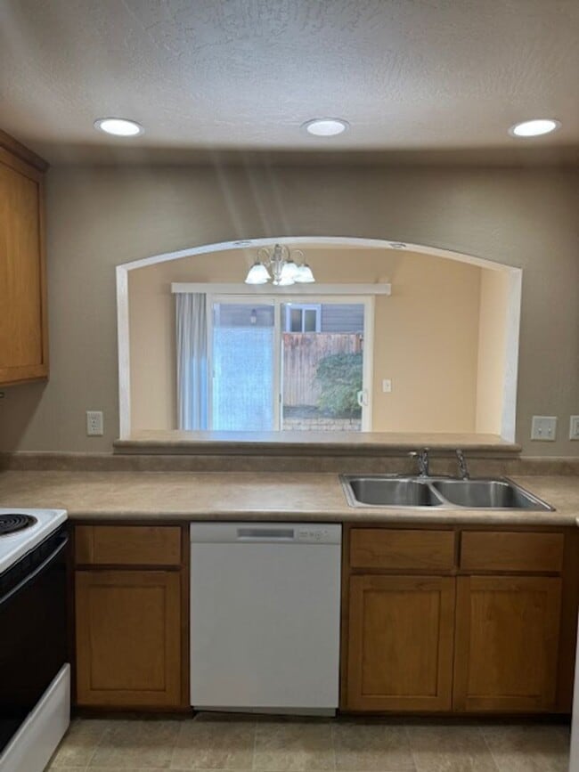 Building Photo - COME HOME TO COMFORT TO THIS 3 BEDROOM HOME IN A QUIET, TRANQUIL NEIGHBORHOOD