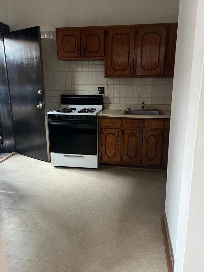 Kitchen - 3840 N Wilton Ave