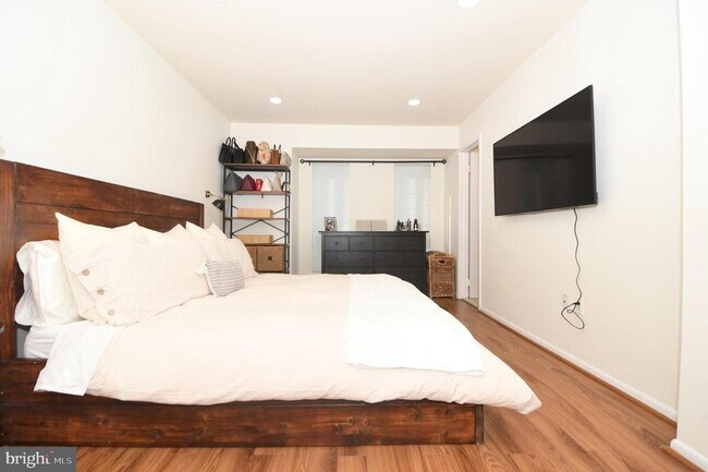 Building Photo - 7812 Briardale Terrace