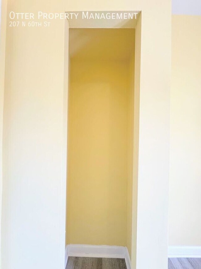 Building Photo - 207 N 60th St