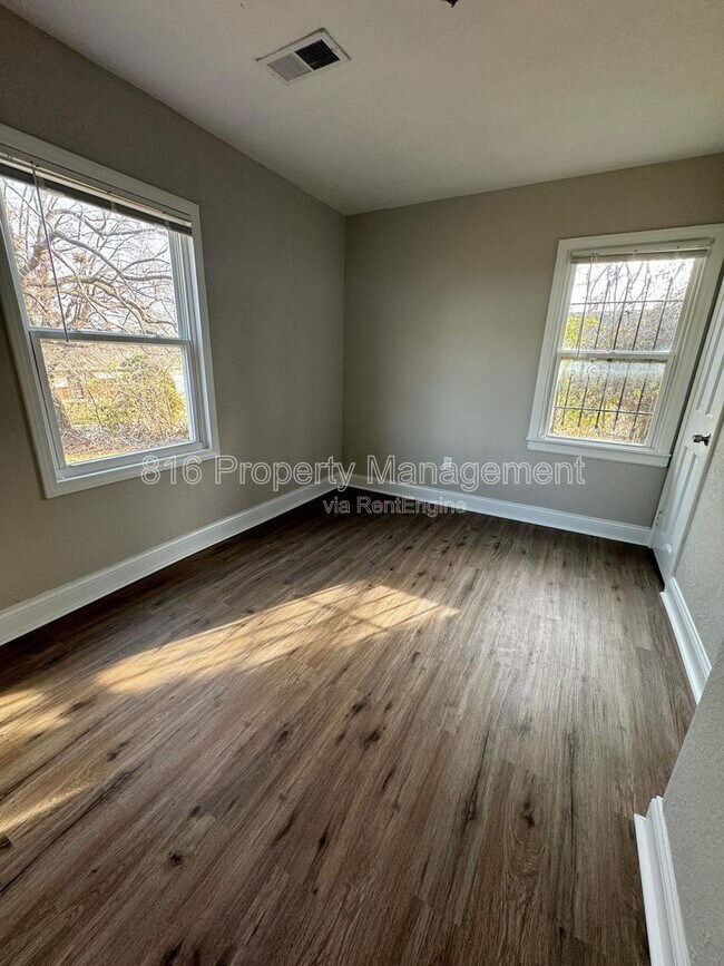 Building Photo - 5518 S Benton Ave