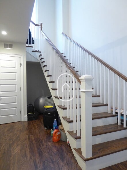 Building Photo - 1884 Washington St