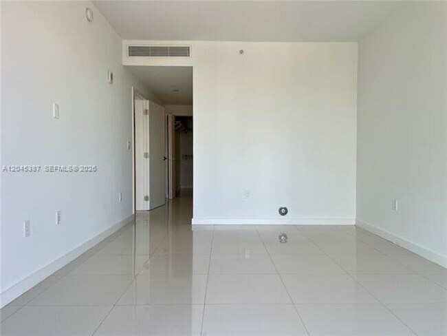 Building Photo - 9940 W Bay Harbor Dr