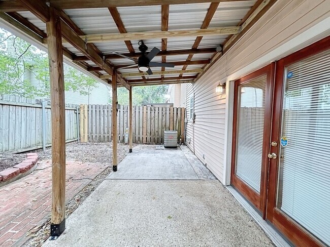 Building Photo - 3 Bedroom Townhouse off Jefferson Hwy near...
