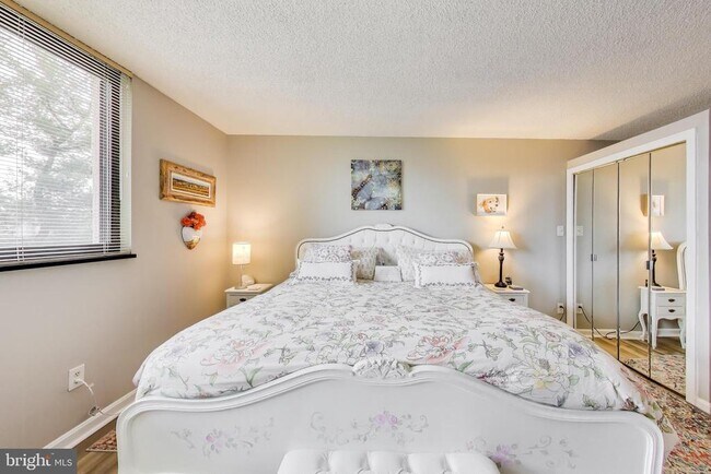 Building Photo - 1101 S Arlington Ridge Rd