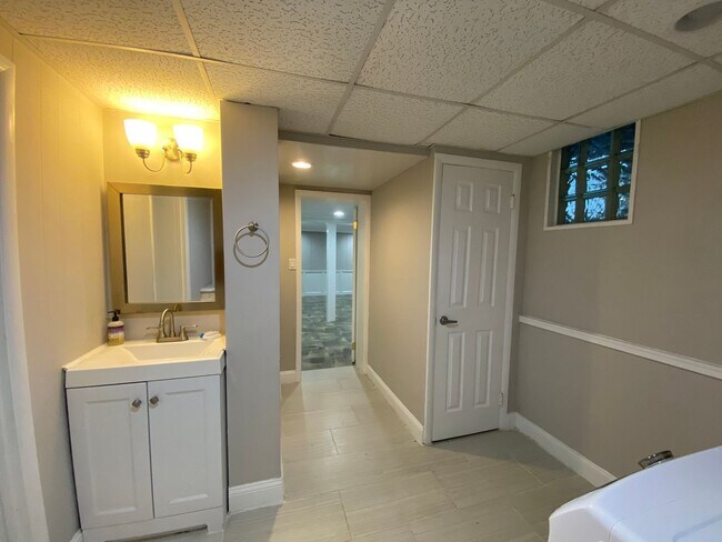 Building Photo - Spacious 5Bed/3.5Bath Townhome in Prime To...