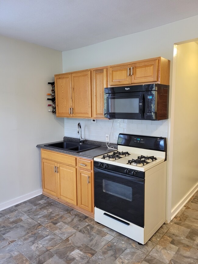 Building Photo - 629 Oak St