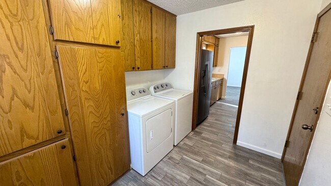 Building Photo - Comfortable & Convenient Living on Nightin...