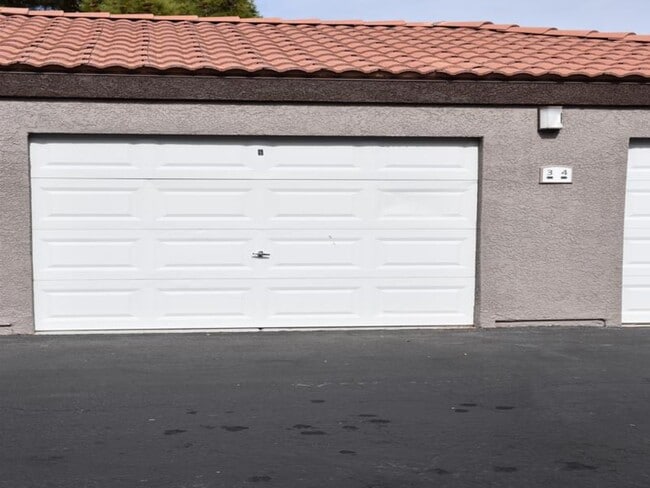 Building Photo - Fully remodeled ground floor 2BR unit in gated Mission Ridge - with garage!