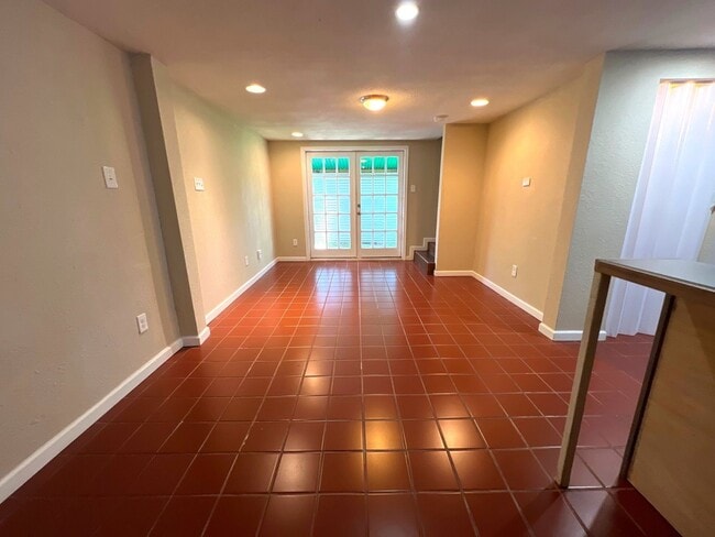 Building Photo - 627 E 14th St