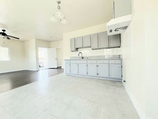 Building Photo - 1368 E Vernon Ave