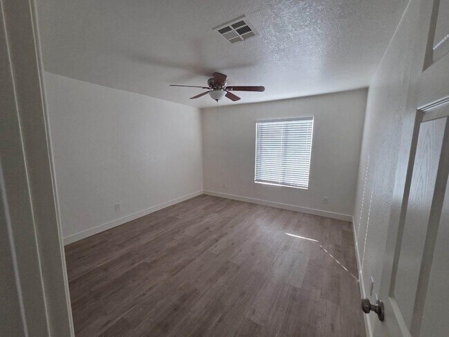 Building Photo - 9425 Vista Del Valle