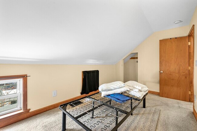 Building Photo - 50 Temple St