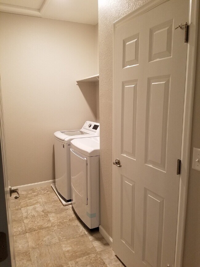 Building Photo - Gorgeous 4-Bed 3.5-Bath Home in Dayton Triangle!