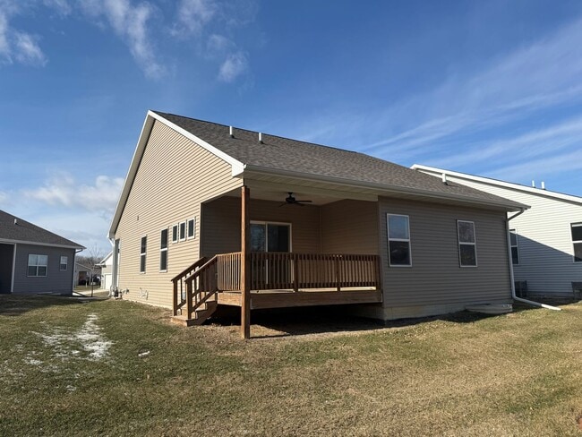Building Photo - Spacious home in a desirable neighborhood