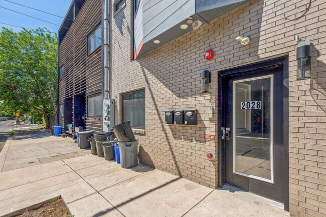Building Photo - 2028 E Fletcher St