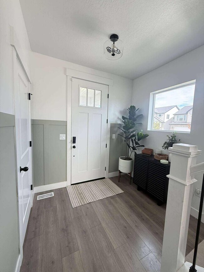 Building Photo - Spacious 4-Bedroom Home for Rent – Prime Location!