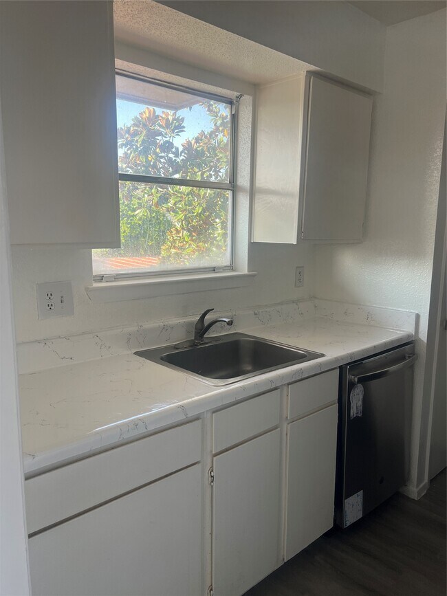 Building Photo - 3303 W Greenridge Dr