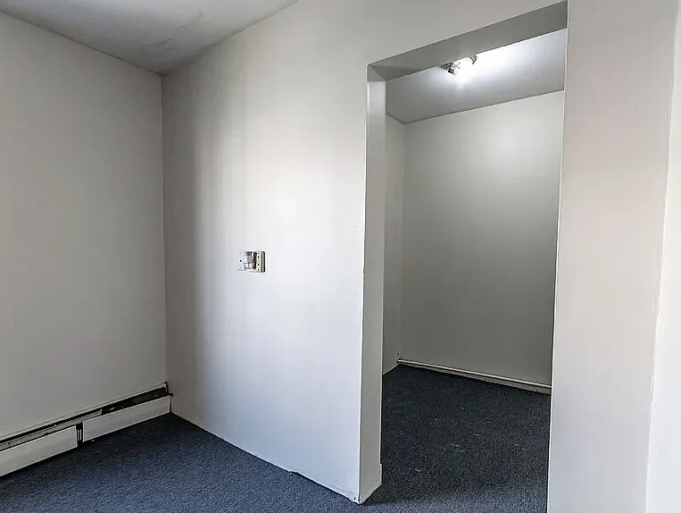 Building Photo - 381 Forest Ave