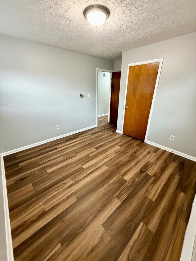Building Photo - 951 Valley Farm Dr