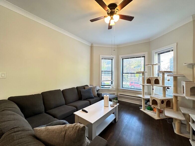 Building Photo - 842 W Waveland Ave