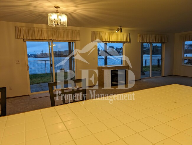 Building Photo - 305/307 Shore