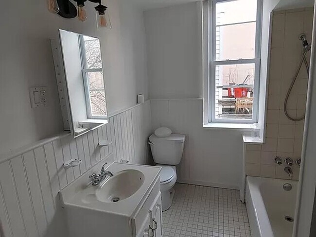 Building Photo - Newly Renovated 2 Bedroom 1 Bath -- Fabric...