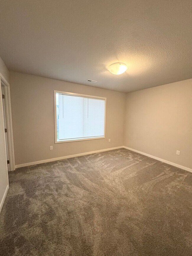 Building Photo - 3 bedroom 2.5 bath Single Family Home