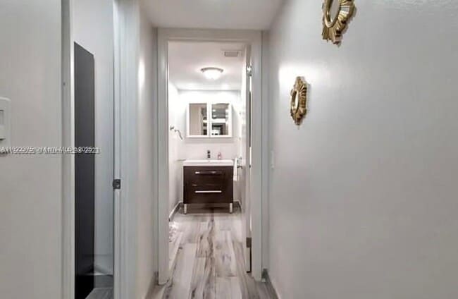 Building Photo - 1717 N Bayshore Dr