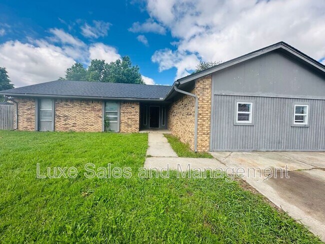 Building Photo - 11701 N Lee Ave