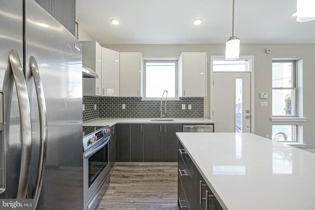 Building Photo - 300 W Jefferson St