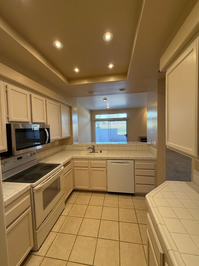 Building Photo - Beautiful 2 Bed, 2.5 Bath Townhome in Desi...