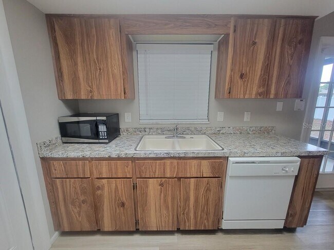 Building Photo - 1305 Calamondin Dr