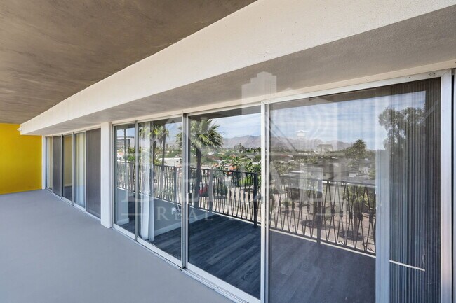Building Photo - 425 W Paseo Redondo